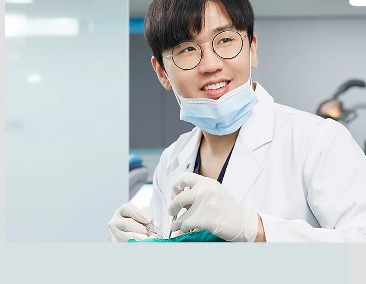 박두은 원장의 임플란트 진료 모습