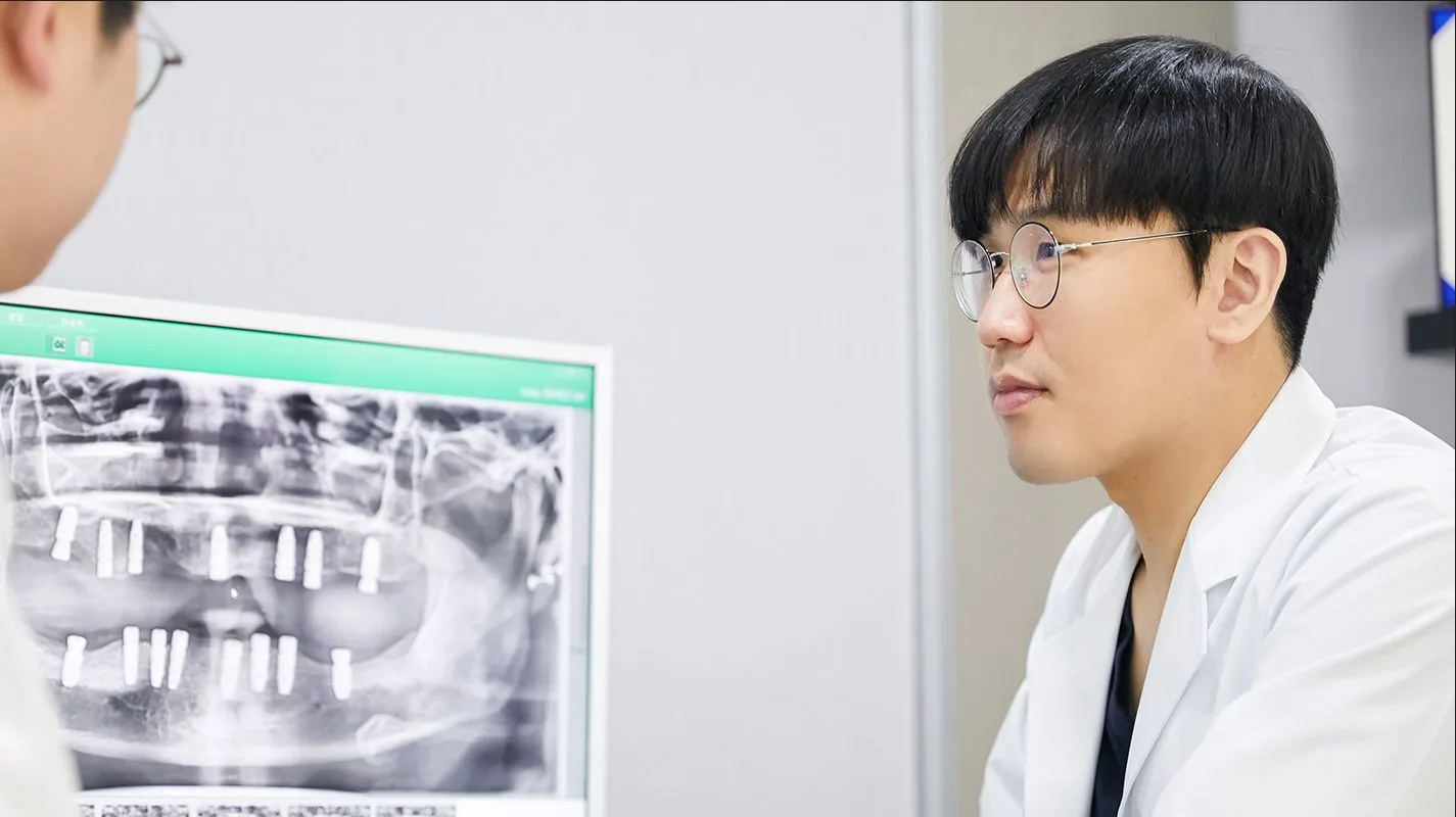 모니터로 치료 결과를 확인하는 장면