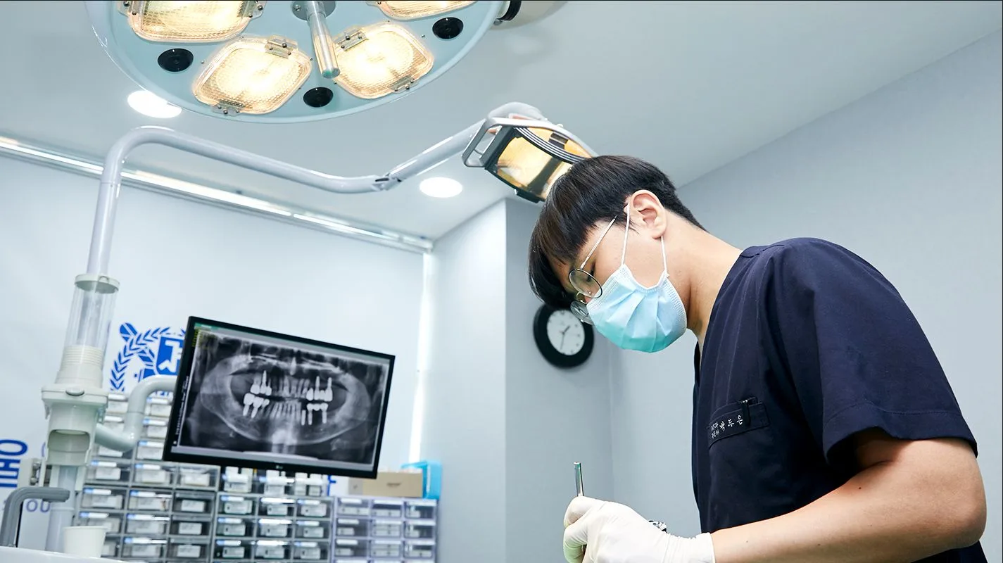 구강 상태를 디지털로 기록하는 진료 모습
